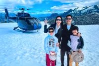 Agnes Jennifer bersama anak dan suami saat liburan. Foto: Instagram/@agnes_jennifer