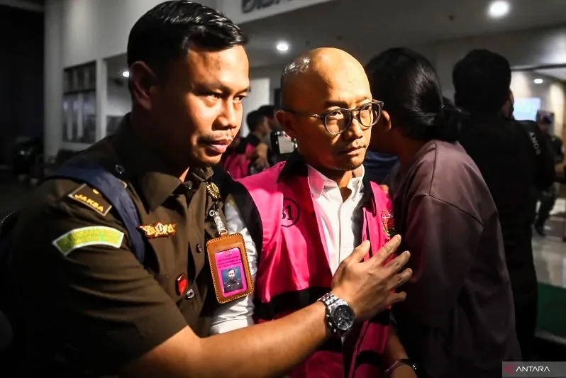 Direktur Optimasi Feedstok dan Produk PT Kilang Pertamina Internasional Sani Dinar Saifuddin (tengah) berjalan memasuki mobil tahanan usai ditetapkan sebagai tersangka, Jakarta, Selasa (25/2/2025). ANTARA FOTO/Rivan Awal Lingga
