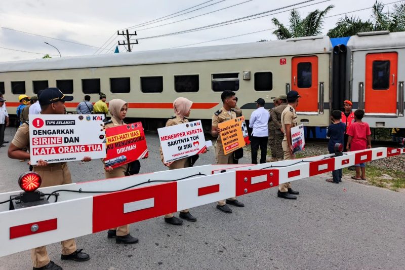 PT KAI Divre I Sumut imbau masyarakat waspada saat melintas di perlintasan sebidang. Foto: Dok.PT KAI