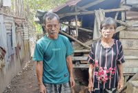 Darmin Simanjuntak dan istri Metia Lase saat memberikan ucapan terima kasih kepada Pj Bupati Tapteng, Sugeng Riyanta dilokasi rumahnya yang akan di rehab dalam Program RTLH, Minggu (2/2). Foto: topikseru.com/ Jasman Julius
