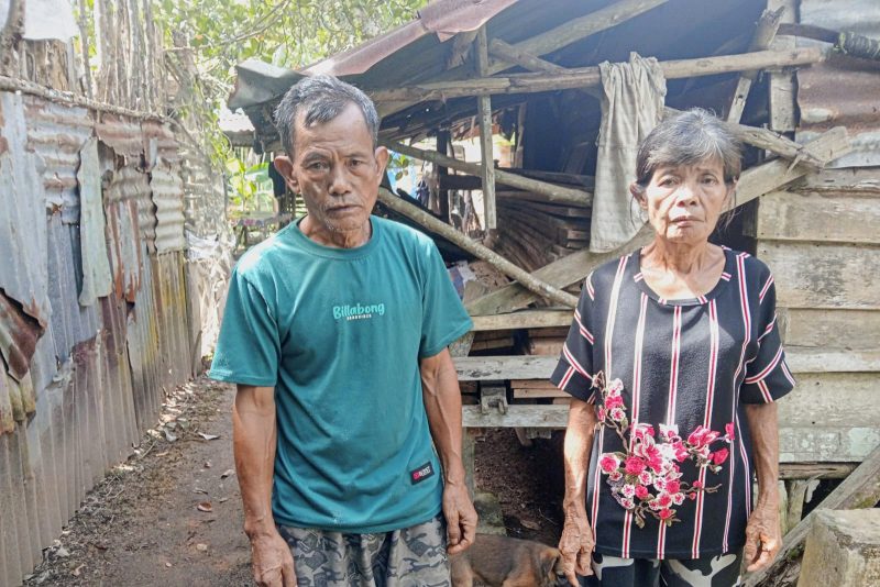 Darmin Simanjuntak dan istri Metia Lase saat memberikan ucapan terima kasih kepada Pj Bupati Tapteng, Sugeng Riyanta dilokasi rumahnya yang akan di rehab dalam Program RTLH, Minggu (2/2). Foto: topikseru.com/ Jasman Julius