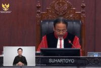 Hakim MK Suhartoyo membacakan putusan menolak gugatan sengketa hasil pemilu Pilkada Sumut 2024 yang diajukan Paslon nomor 2, Edy Rahmayadi dan Hasan Basri Sagala. Foto: Tangkapan layar 
