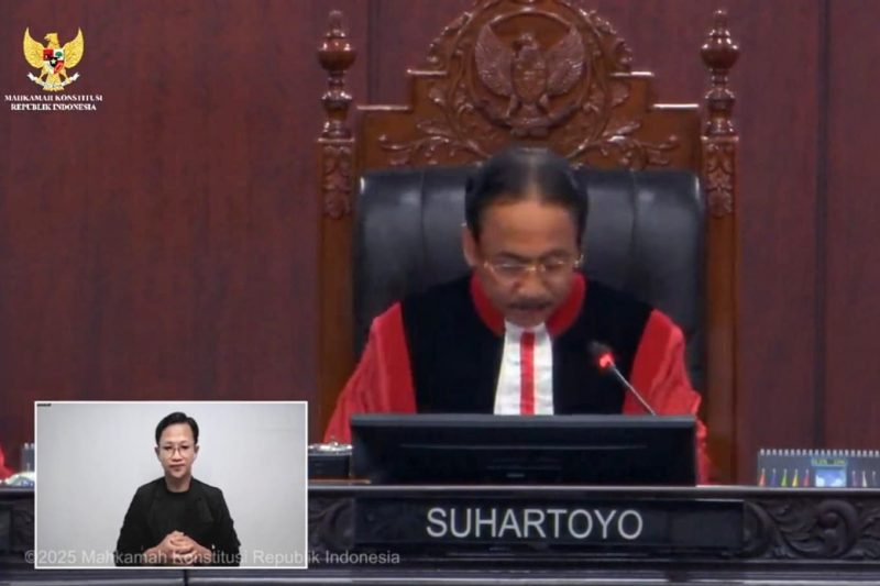 Hakim MK Suhartoyo membacakan putusan menolak gugatan sengketa hasil pemilu Pilkada Sumut 2024 yang diajukan Paslon nomor 2, Edy Rahmayadi dan Hasan Basri Sagala. Foto: Tangkapan layar 