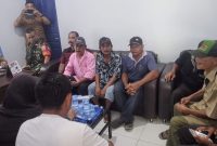 Beberapa Warga Desa Kebun Pisang saat memberikan aspirasi di Kantor Camat Badiri, Kabupaten Tapanuli Tengah, Selasa (4/1). Foto: Topikseru.com/ Jasman Julius