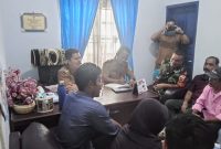 Camat Badiri Kabupaten Tapanuli Tengah, Ahmad Saufi Pasaribu saat menjelaskan kronologis kejadian dugaan perselingkuhan Kades Kebun Pisang pada warga, Selasa (4/1). Foto: Topikseru.com/ Jasman Julius