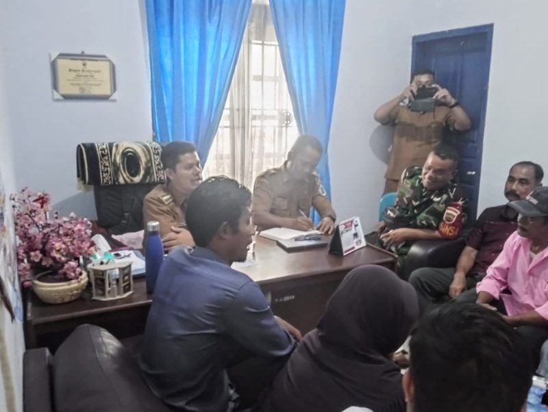 Camat Badiri Kabupaten Tapanuli Tengah, Ahmad Saufi Pasaribu saat menjelaskan kronologis kejadian dugaan perselingkuhan Kades Kebun Pisang pada warga, Selasa (4/1). Foto: Topikseru.com/ Jasman Julius