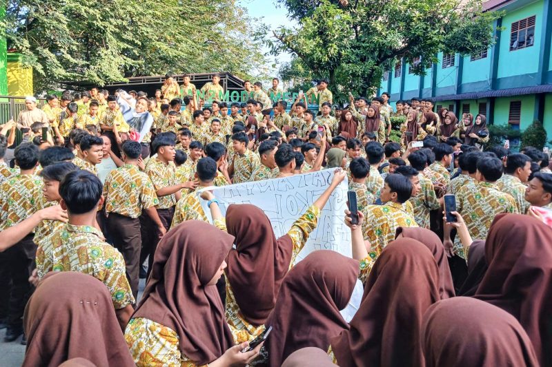 Ratusan pelajar MAN 2 Model Medan menggelar aksi unjuk rasa menuntut sekolah terkait PDSS dan SNBP di sekolahnya, Jumat (7/2). Foto: topikseru.com/Muchlis