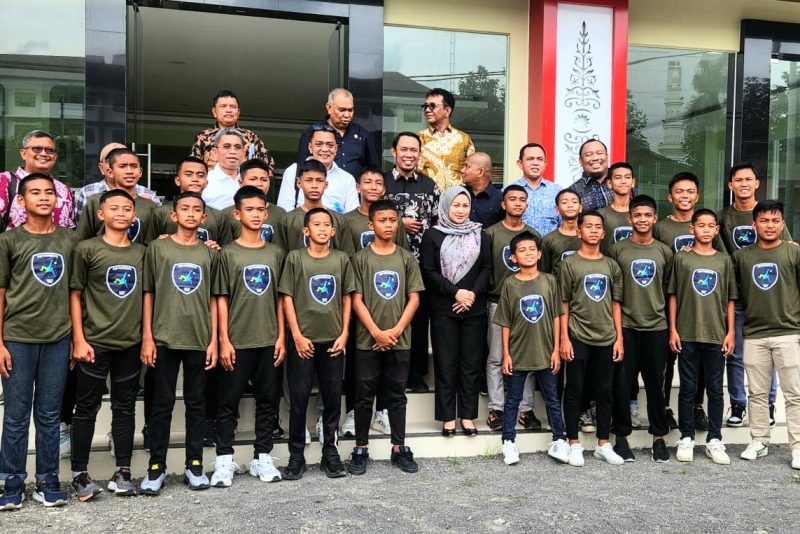 Ketua DPRD Sumut Erni Ariyanti Sitorus menyambangi tim atlet belia perwakilan Sumut pada ajang Piala Soeratin U-13 di Yogyakarta. Foto: Dok.Pribadi