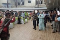 Penjabat Bupati Tapteng Sugeng Riyanta dan Istri saat menghadiri acara Malam Pengantar Tugas dan Ramah Tamah Bersama di GOR Pandan, Rabu (12/2). Foto: Topikseru.com/Jasman Julius