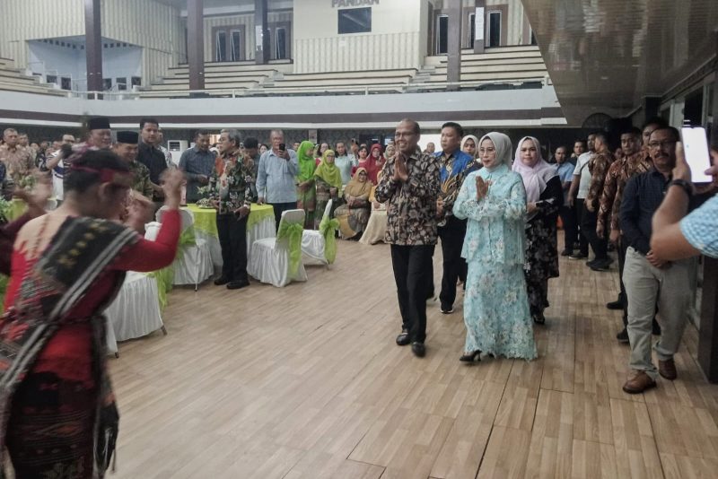 Penjabat Bupati Tapteng Sugeng Riyanta dan Istri saat menghadiri acara Malam Pengantar Tugas dan Ramah Tamah Bersama di GOR Pandan, Rabu (12/2). Foto: Topikseru.com/Jasman Julius