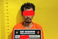 Tersangka pencabulan anak kandung hingga melahirkan diamankan Polres Labusel. Foto: Dok. Humas Polres Labusel