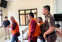 Bebas ginting alias Bolang bersama dua terdakwa kasus dugaan pembunuhan berencana terhadap wartawan Rico Sempurna Pasaribu. Foto: Dok.LBH Medan