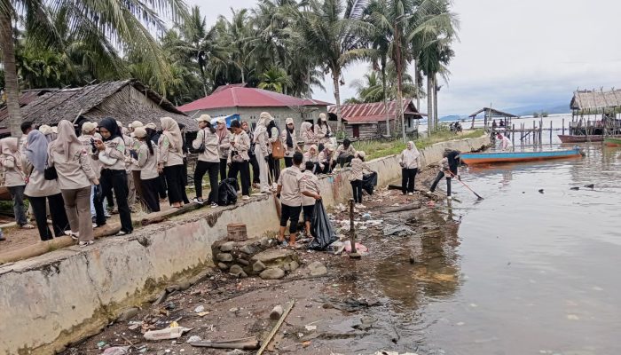 Mahasiswa STIE Gelar Gotong Royong di Desa Jago-jago Tapteng