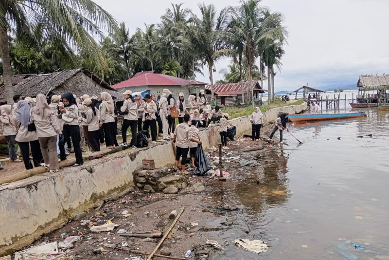 Salah satu titik lokasi yang menjadi tempat aksi Gotong-royong Mahasiswa STIE Alwashliyah Sibolga-Tapteng di Desa Jago-jago, Kacamatan Badiri, Tapteng, Selasa (18/2). Foto: Topikseru.com/ Jasman Julius
