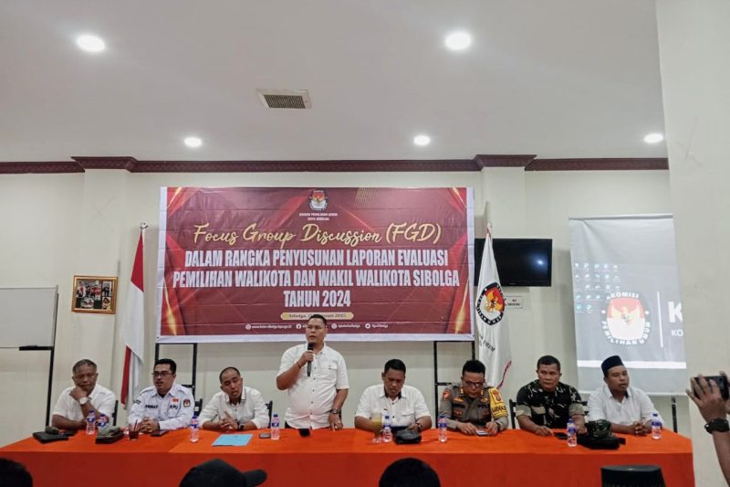 Ketua KPU Sibolga, Afwan Nasution saat membuka Kegiatan FGD, di RM Thamrin, Senin (17/2). Foto: Topikseru.com/ Jasman Julius