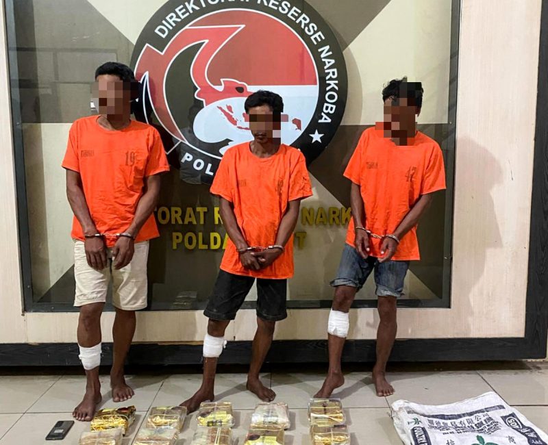 Direktorat Reserse Narkoba Polda Sumut membekuk 3 penyelundup narkoba dari Malaysia via jalur laut di Kabupaten Batu Bara, Sumut. Foto: Dok Humas Polda Sumut