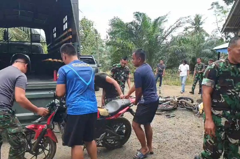 Sejumlah prajurit TNI dari Resimen Arhanud-2/SSM mengevakuasi kendaraan yang dirusak puluhan prajurit dalam insiden pengeroyokan. Foto: tangkapan layar video