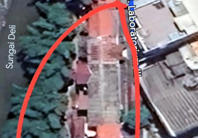 Penampakan bangunan yang melanggar sempadan sungai di Kota Medan. Foto: tangkapan layar
