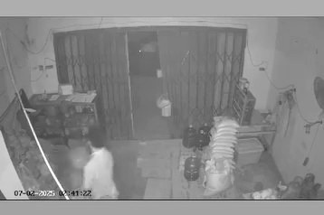 Detik-detik pelaku pencurian tabung LPG 3 Kg di salah satu pangkalan di Deli Serdang, Sumut. Foto: Tangkapan layar
