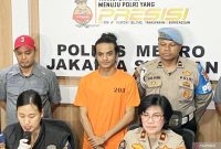 Vadel Badjideh (20) ditetapkan sebagai tersangka kasus dugaan aborsi dan persetubuhan kepada anak Nikita Mirzani, Laura Meizani atau Lolly (17), Jakarta, Jumat (14/2/2025). Foto: ANTARA/Luthfia Miranda Putri