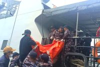 TNI AL mengevakuasi jenazah jurnalis Metro TV, Sahril Helmi, yang mengalami musibah kecelakaan laut di perairan Pelabuhan Gita Kota Tidore Kepulauan, Maluku Utara, Sabtu (8/2/2025). ANTARA/HO-TNI Angkatan Laut