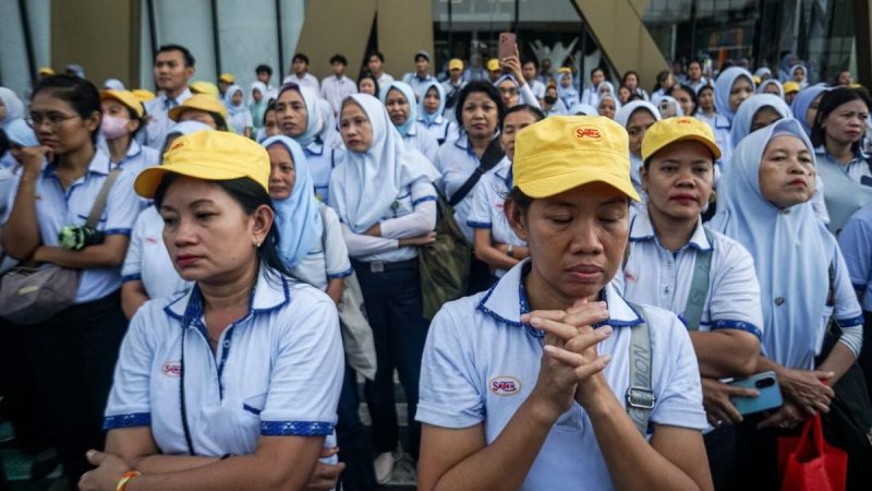 Pemandangan terlihat usai Dinas Perindustrian dan Tenaga Kerja (Disperinaker) Sukoharjo mengumumkan Sritex tutup total per tanggal 1
Maret 2025. (ANTARA FOTO/Mohammad Ayudha).