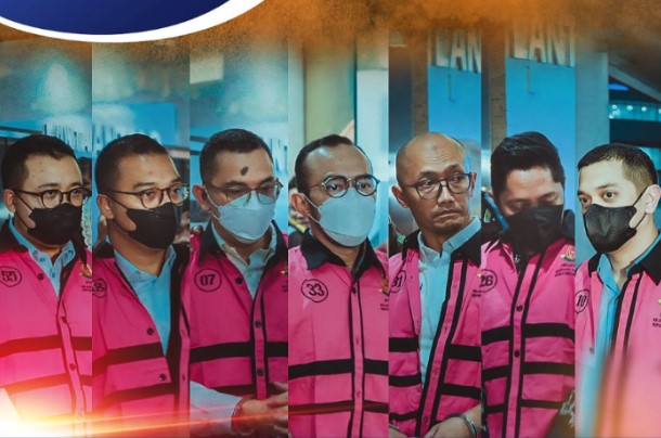 Muhammad Kerry Andrianto Riza (paling kanan) satu dari 7 tersangka kasus korupsi yang rugikan negara Rp193,7 triliun di Pertamina. (Instagram/kejaksaan.ri)