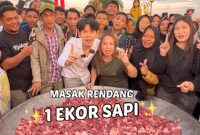 Kreator konten Willie Salim saat membuat konten rendang 200 Kg di Palembang. Foto: Tangkapan layar video