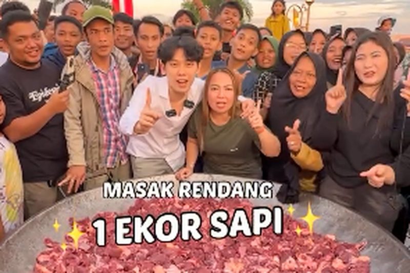 Kreator konten Willie Salim saat membuat konten rendang 200 Kg di Palembang. Foto: Tangkapan layar video