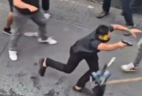 Seorang pria yang diduga anggota intelijen ketahuan saat menyusup ke barisan massa aksi dan acungkan pistol. Foto: Tangkapan layar video