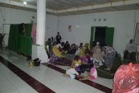 Sejumlah warga mengungsi karena merendam rumah pemukiman akibat luapan sungai. Foto: Dok.BPBD Tapsel