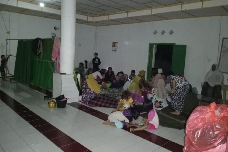 Sejumlah warga mengungsi karena merendam rumah pemukiman akibat luapan sungai. Foto: Dok.BPBD Tapsel