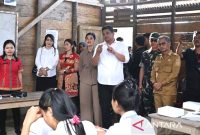 Gubernur Sumut Bobby Nasution (tengah) didampingi Ketua TP PKK Sumut Kahiyang Ayu meninjau SMK Negeri 1 Gido di Kabupaten Nias, Sumut, Senin (10/3/2025). Foto: Antara/HO-Diskominfo Sumut