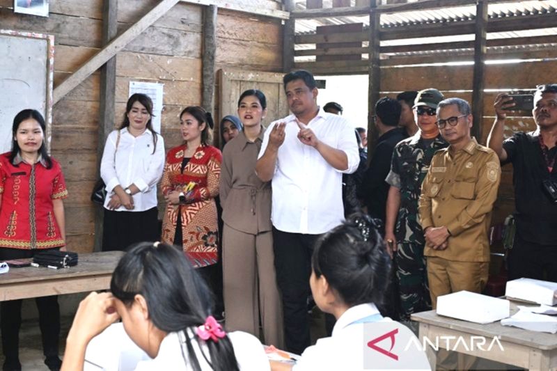 Gubernur Sumut Bobby Nasution (tengah) didampingi Ketua TP PKK Sumut Kahiyang Ayu meninjau SMK Negeri 1 Gido di Kabupaten Nias, Sumut, Senin (10/3/2025). Foto: Antara/HO-Diskominfo Sumut