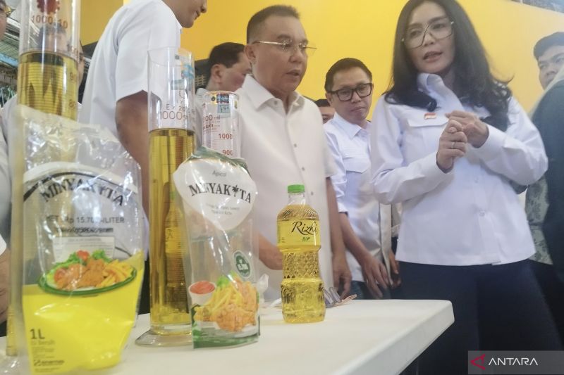 Wakil Ketua DPR RI Sufmi Dasco Ahmad bersama Wakil Ketua Komisi VI DPR Eko Patrio dan Anggota Komisi VI DPR Rieke Diah Pitaloka di Pasar Kramat Jati, Jakarta, Jumat (14/3/2025). Foto: Antara/Bagus Ahmad Rizaldi