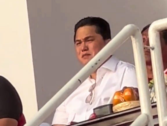 Sebuah rekaman video yang memperlihatkan Ketua Umum PSSI Erick Thohir menahan tangis saat menyaksikan tim nasional (timnas) Indonesia ditekuk Australia pada laga lanjutan Kualifikasi Piala Dunia 2026, beredar dan viral di media sosial.