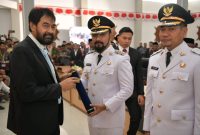 Gubernur Aceh Muzakir Manaf, mengambil Sumpah Jabatan dan Melantik Iskandar Usman Alfarlaky Sebagai Bupati dan T. Zainal Abidin sebagai Wakil Bupati Aceh Timur periode 2025-2030 pada Rapat Paripurna DPRK Aceh Timur, di Kantor DPRK Aceh Timur, Rabu (19/3/2025). Foto: Humas Pemprov Aceh