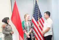 Personel Subdit VIP Ditpamobvit AKP Yuni Damawani menyambangi Konsulat Jenderal Amerika Serikat. Foto: Dok.Ditpamobvit Polda Sumut