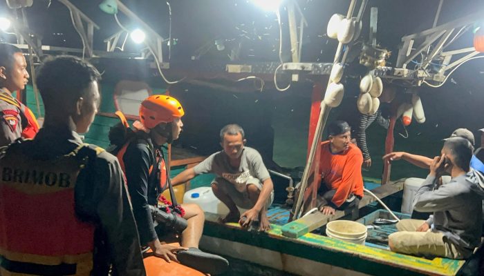 Basarnas dan Brimob Polda Sumut Evakuasi Nelayan yang Hanyut di Perairan Nias