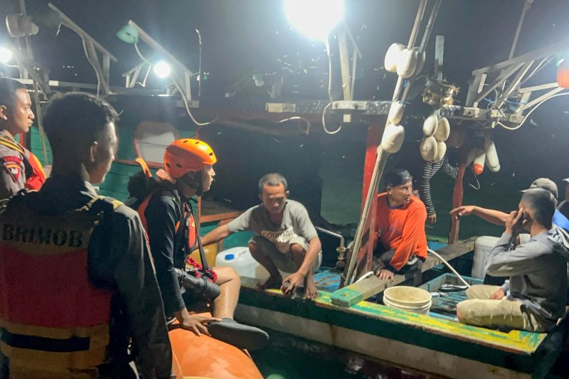 Brimob Polda Sumut dan Basarnas evakuasi nelayan yang hilang di perairan Kepulauan Nias.