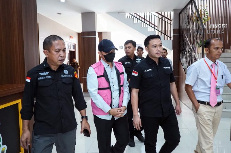 Kejati Sumut resmi menahan Kadis Kebudayaan, Pariwisata dan Ekonomi Kreatif (Budparekraf) Zumri Sulthony dalam kasus dugaan korupsi penataan Benteng Putri Hijau di Deli Serdang. Foto: Kasipenkum Kejati Sumut