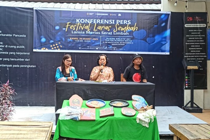 Farida Lisa Purba saat menjelaskan kegiatan Festival Lansia Merias Serat (Laras Sembah) di Medan, Sumut. Foto: Dok Pribadi