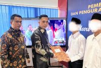 Kepala Rutan Kelas I Medan Andi Surya menyerahkan remisi Hari Raya Idul Fitri dan Hari Raya Nyepi secara simbolis kepada warga binaan. Foto: Humas Rutan Kelas I Medan