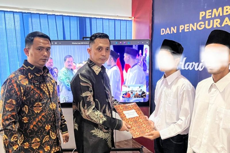 Kepala Rutan Kelas I Medan Andi Surya menyerahkan remisi Hari Raya Idul Fitri dan Hari Raya Nyepi secara simbolis kepada warga binaan. Foto: Humas Rutan Kelas I Medan