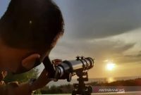 lustrasi - Salah seorang warga melihat hilal dari alat yang disediakan Kemenag Aceh, di Aceh Besar. Foto: Antara