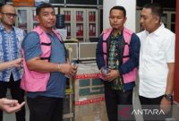 Kedua tersangka dugaan korupsi pemotongan dana BOS kepala SMA/SMK se-Kabupaten Batu Bara ditahan Kejati Sumut, Jumat (14/3/2025). Foto: Antara