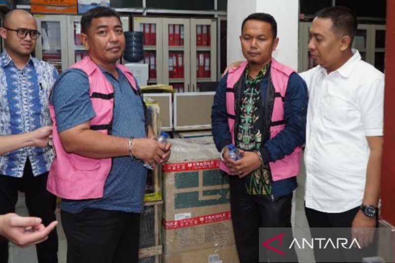 Kedua tersangka dugaan korupsi pemotongan dana BOS kepala SMA/SMK se-Kabupaten Batu Bara ditahan Kejati Sumut, Jumat (14/3/2025). Foto: Antara