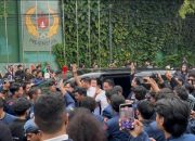 Momen Mahasiswa Trisakti Adang Mobil Menkum Supratman