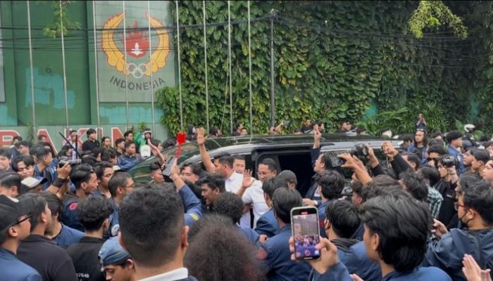 Momen Mahasiswa Trisakti Adang Mobil Menkum Supratman