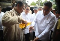 Menteri Pertanian Andi Amran Sulaiman (kiri), Wakil Menteri Pertanian Sudaryono (kanan) menakar volume Minyakita di sela inspeksi mendadak di Pasar Tambahrejo, Surabaya, Jawa Timur, Jumat (14/3/2025). Foto: Antara/HO-Humas Kementan